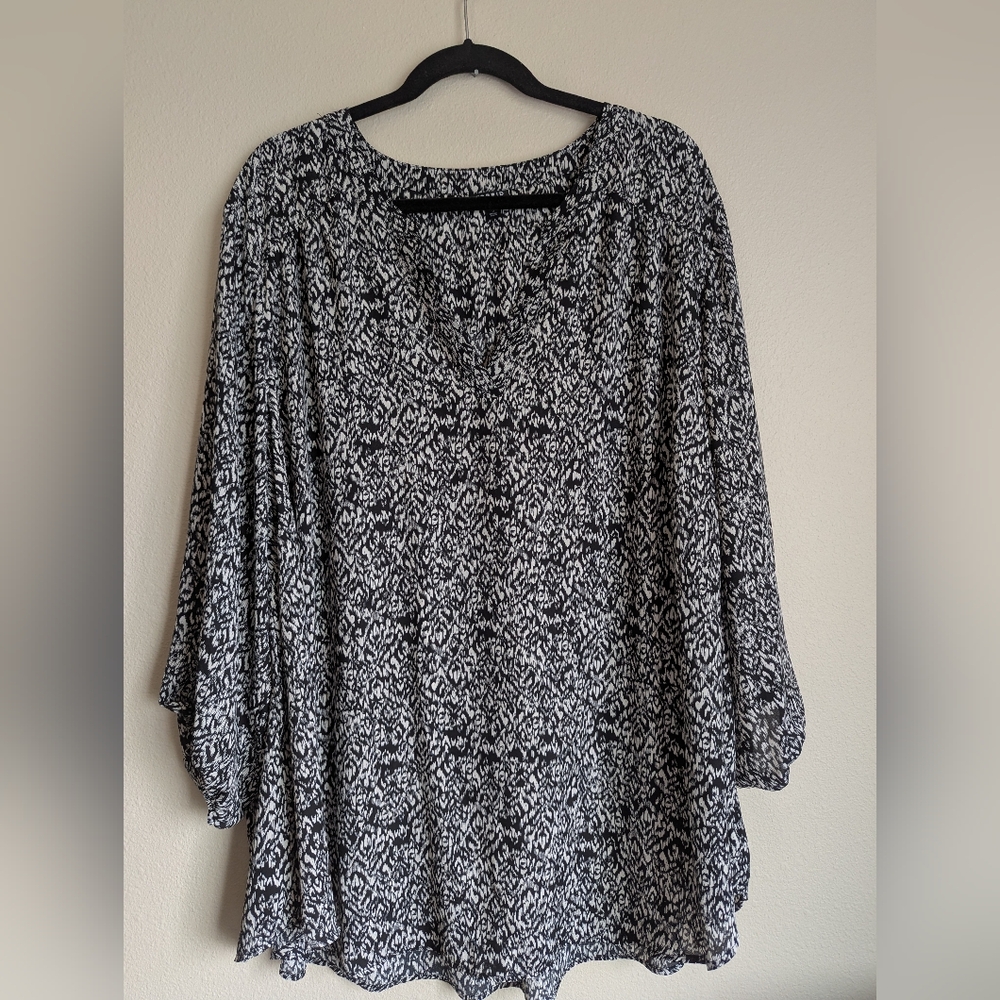 Torrid Black and White Patterned Blouse Size 5